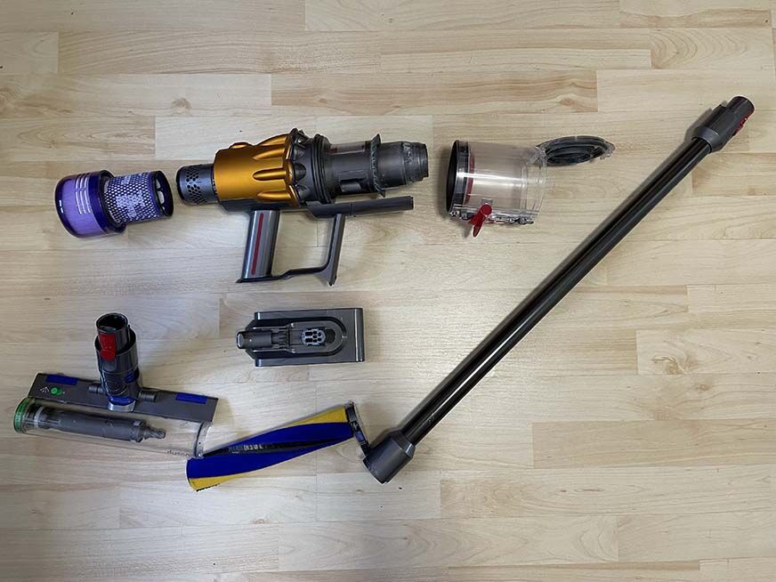 Der Dyson Akkustaubsauger V12 in seine Einzelteile zerlegt